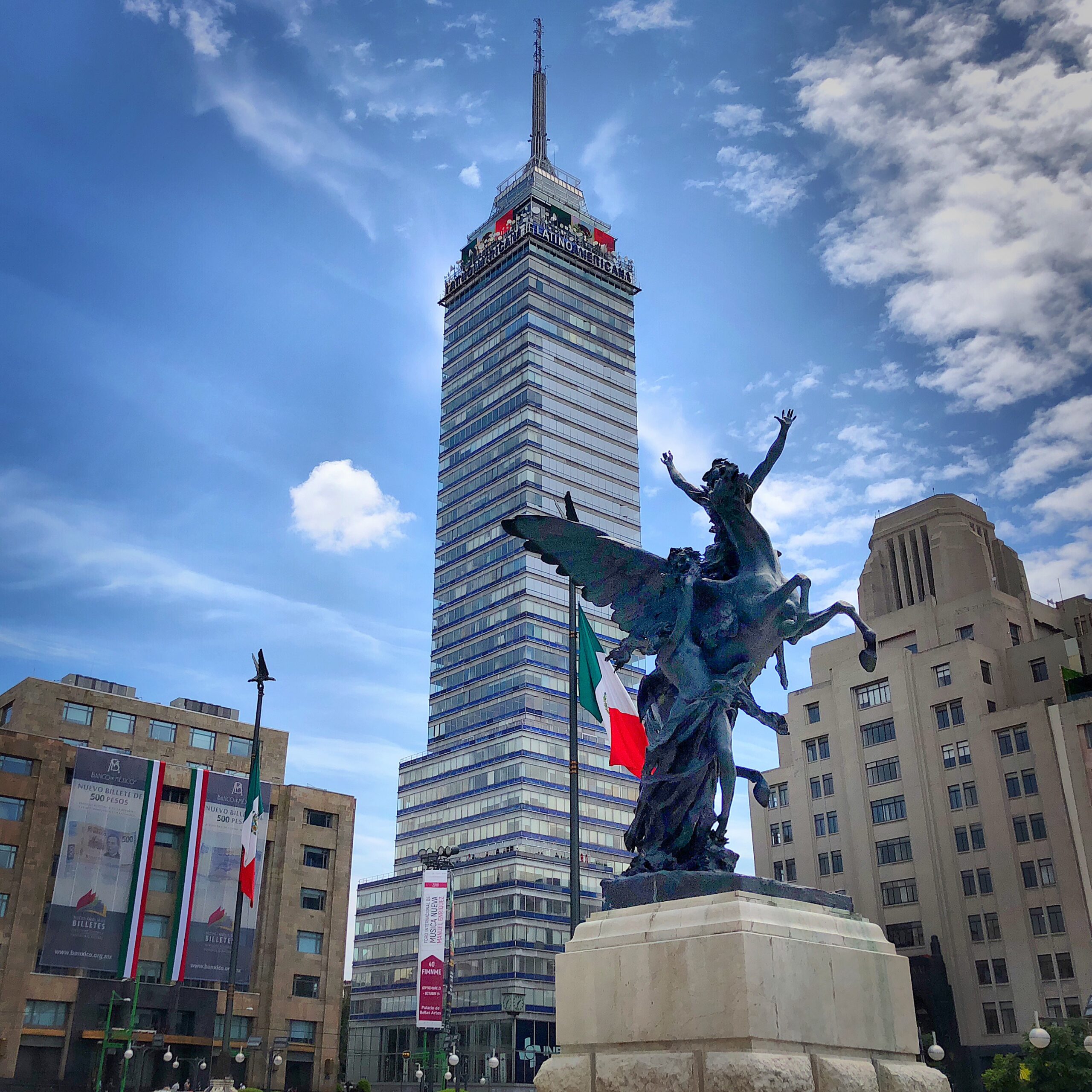 Destinos low angle view statue against old skyscraper mexico city against sky